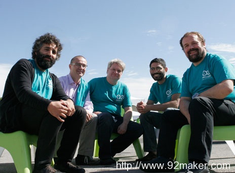 纽约Maker Faire聚会的Arduino核心团队，从左到右依次是David Cuartielles，Gianluca Martino，Tom Igoe，David Mellis和Massimo Banzi。