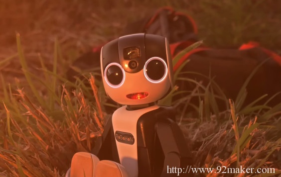 [Robi机器人系列] 大师高桥智隆新作：移动通讯贴身小助理夏普“RoBoHoN”