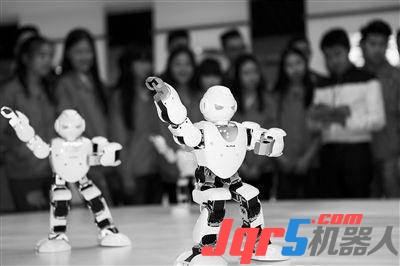 1069台电臀机器人跳广场舞力压大妈，打破吉尼斯世界纪录！